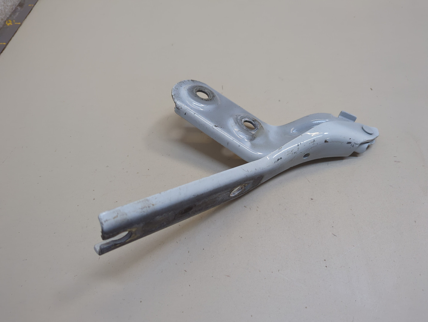 Петля капота правая