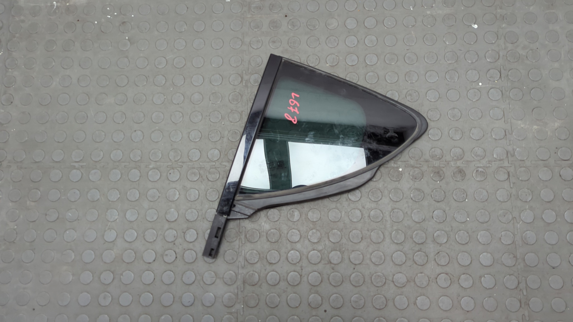 Стекло двери задней левой (форточка)