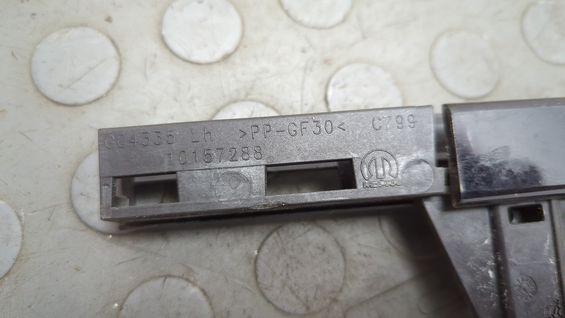 Стекло двери задней левой (форточка)