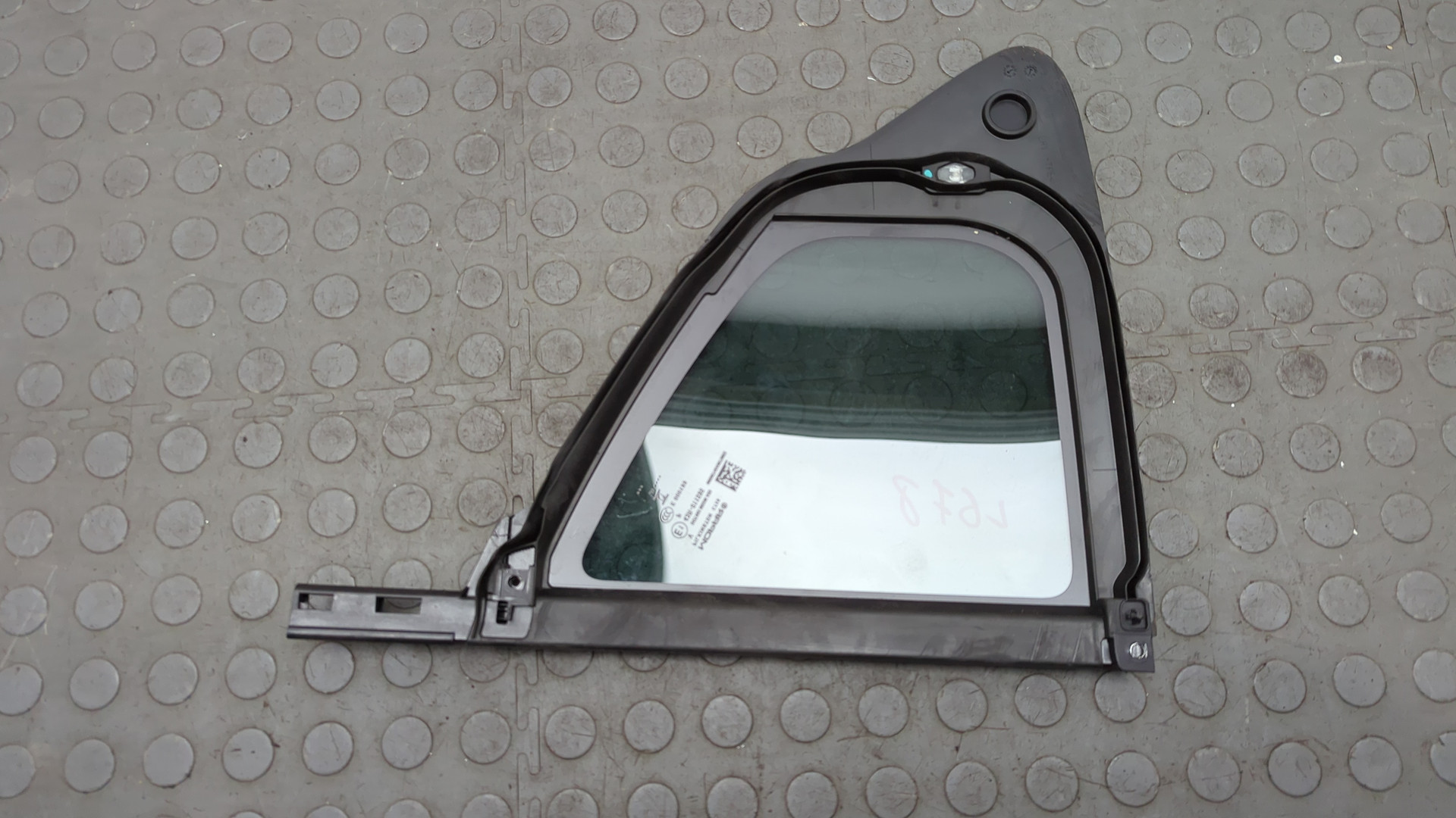 Стекло двери задней левой (форточка)