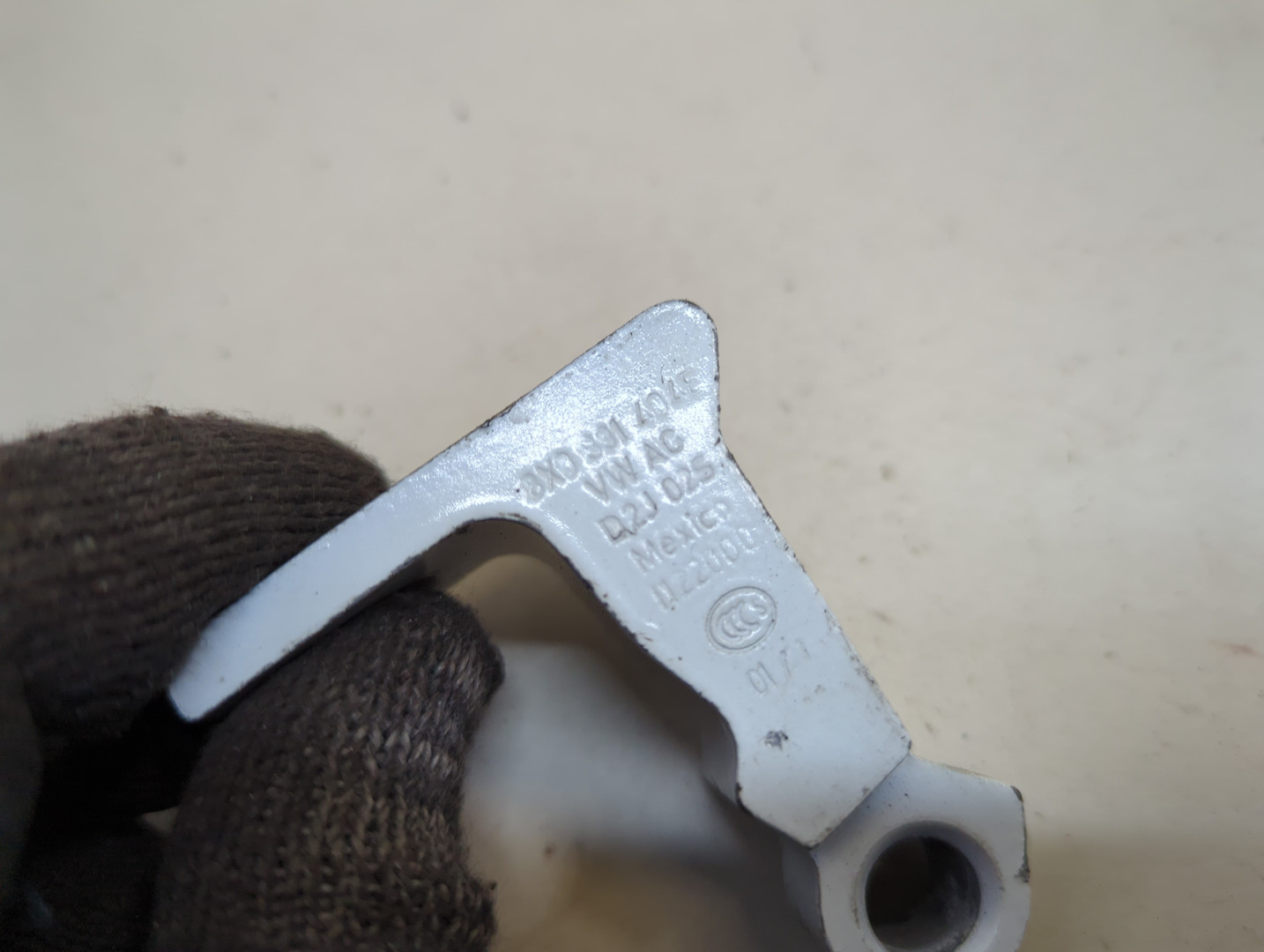 Петля двери