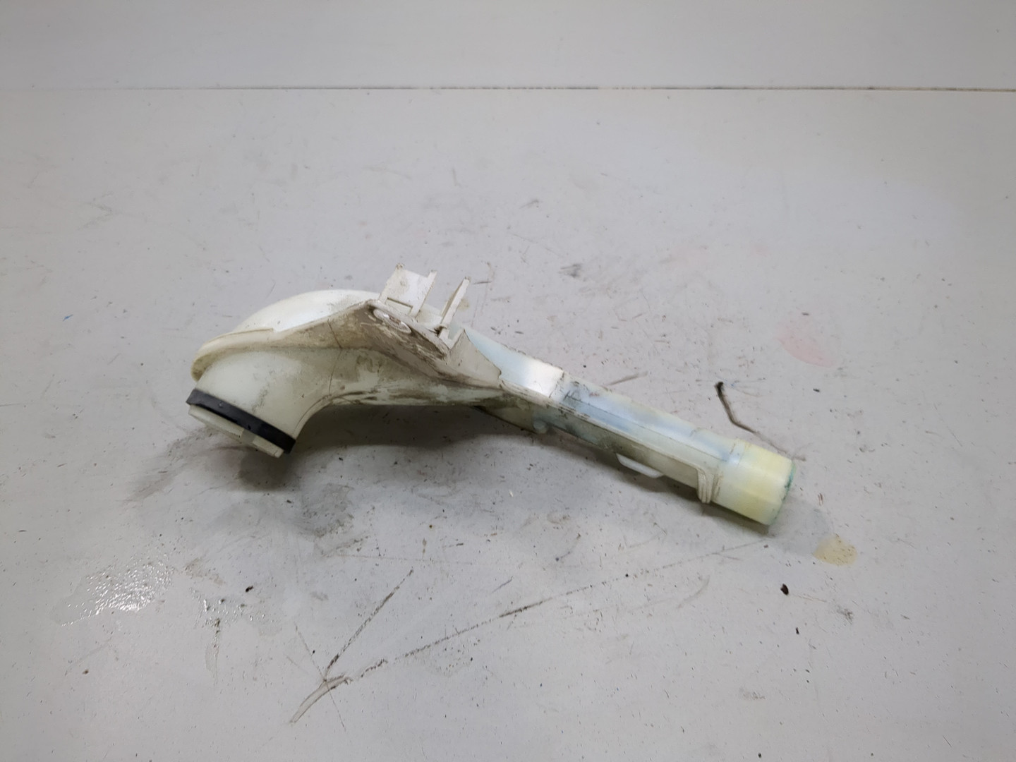 Горловина бачка омывателя