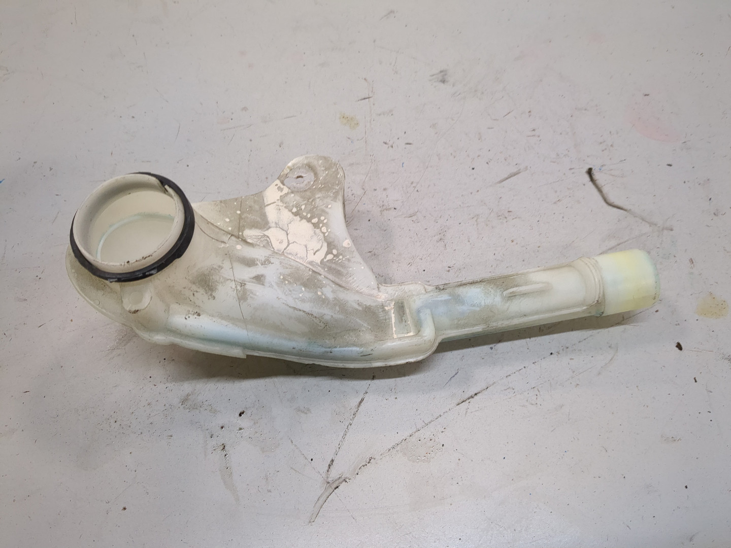 Горловина бачка омывателя