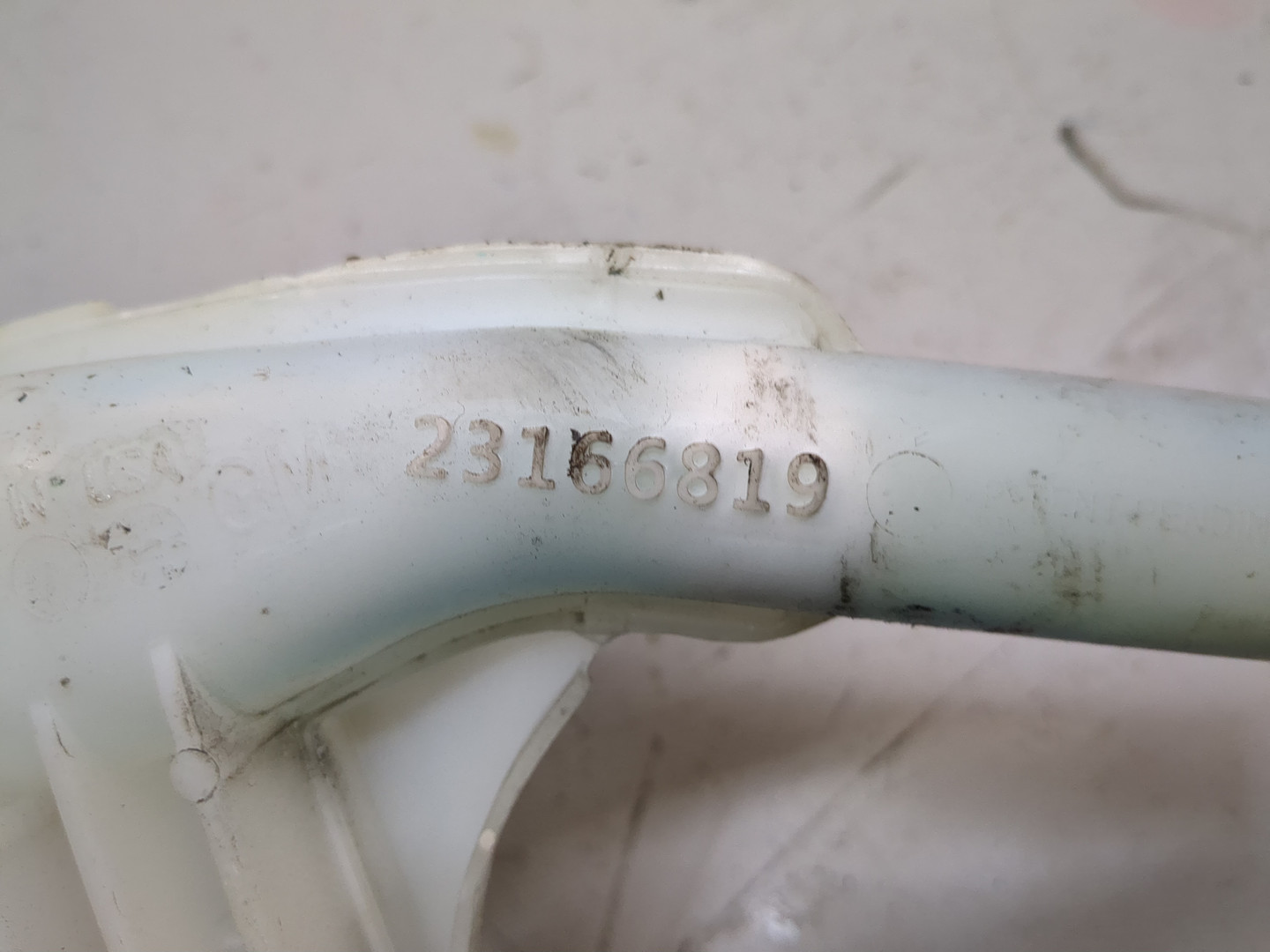 Горловина бачка омывателя