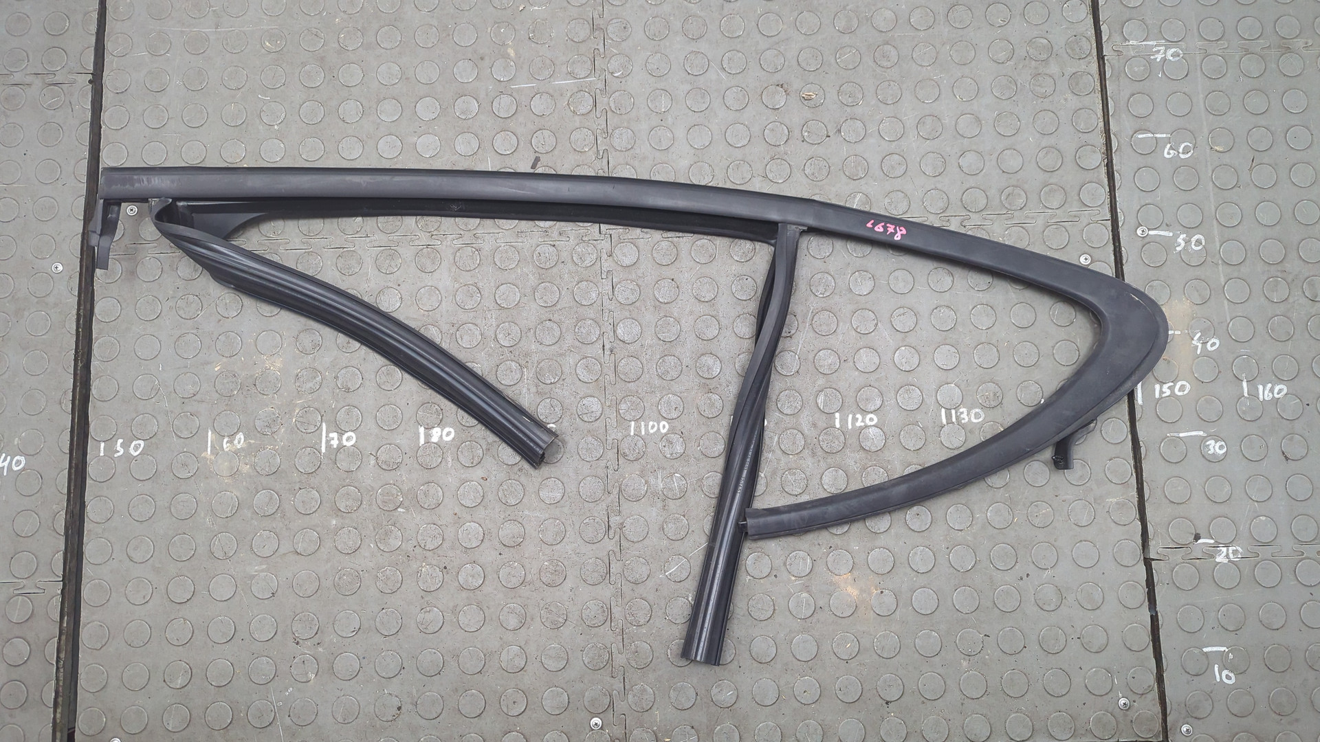 Накладка стекла заднего левого