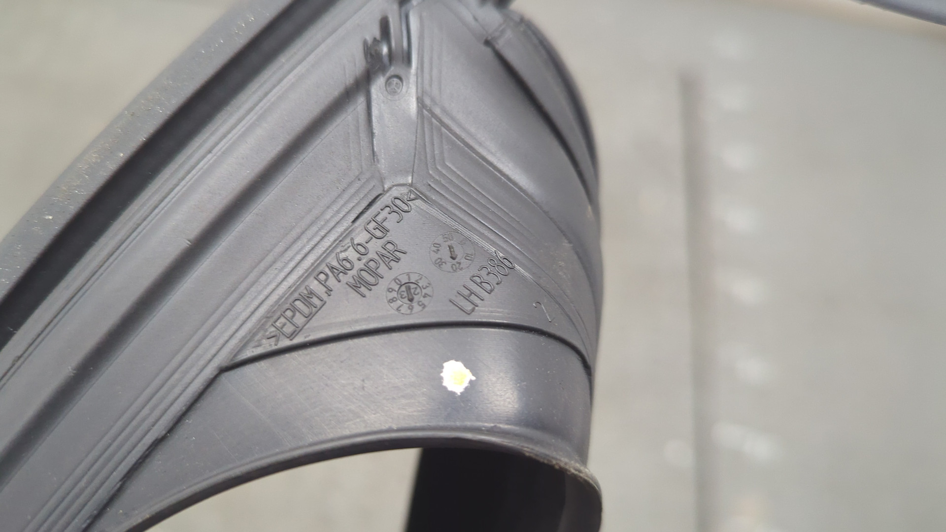 Накладка стекла заднего левого