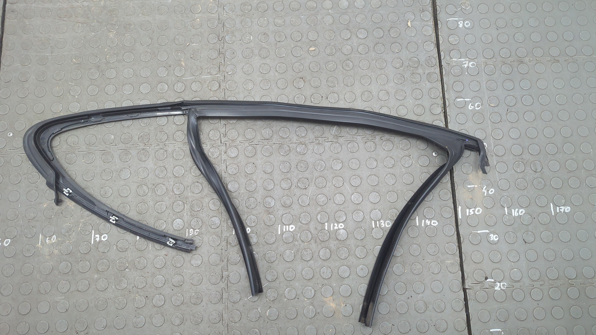 Накладка стекла заднего левого