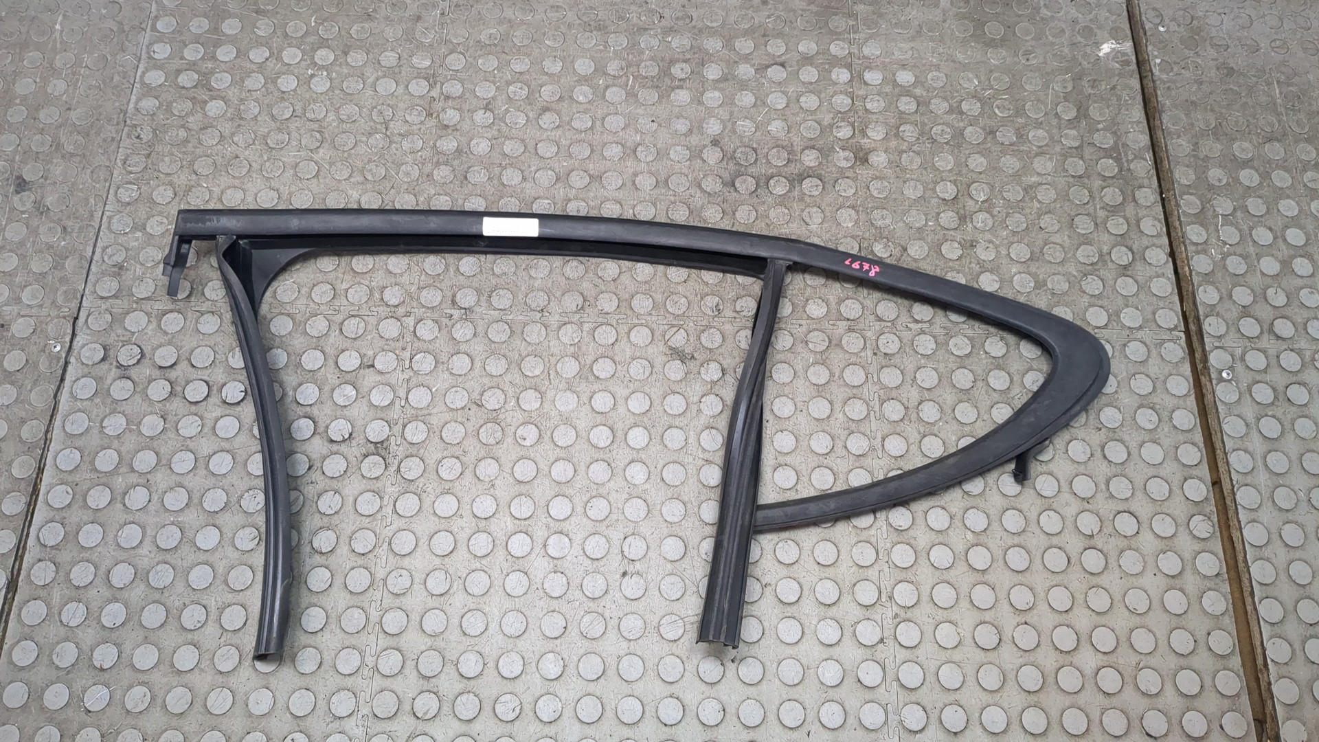 Накладка стекла заднего левого