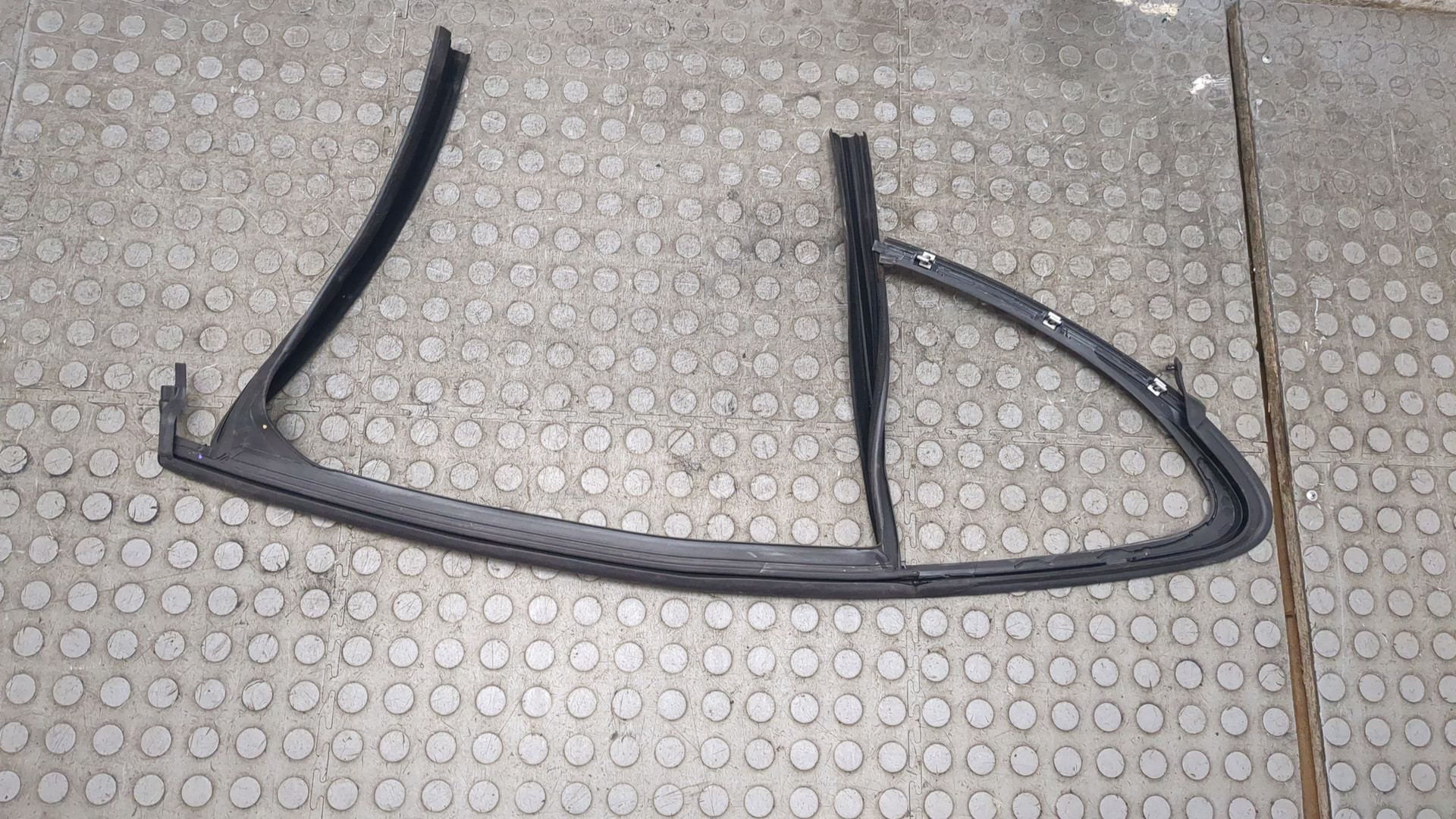 Накладка стекла заднего левого