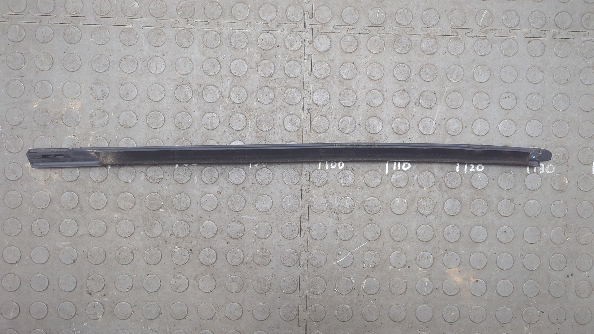 Накладка стекла заднего левого