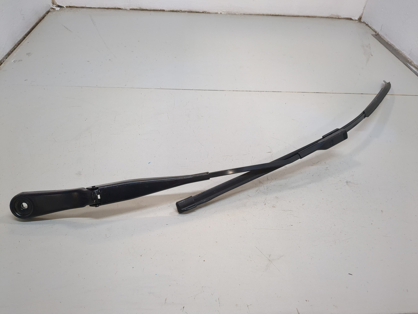Поводок стеклоочистителя передний левый