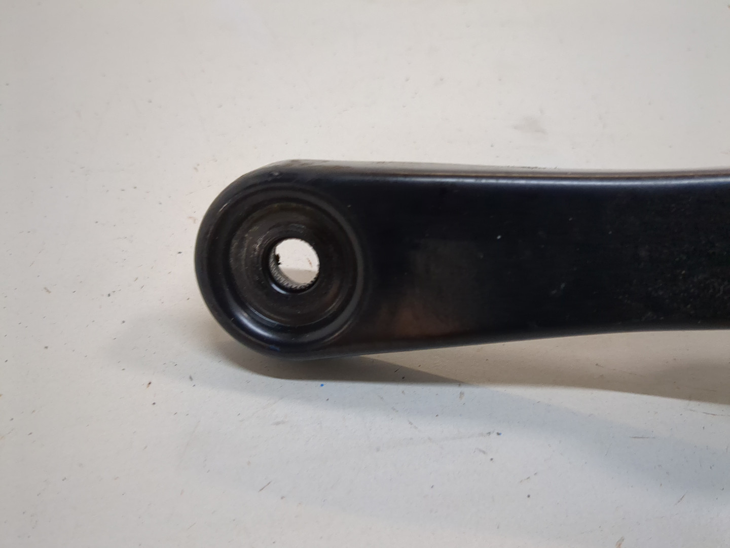 Поводок стеклоочистителя передний левый