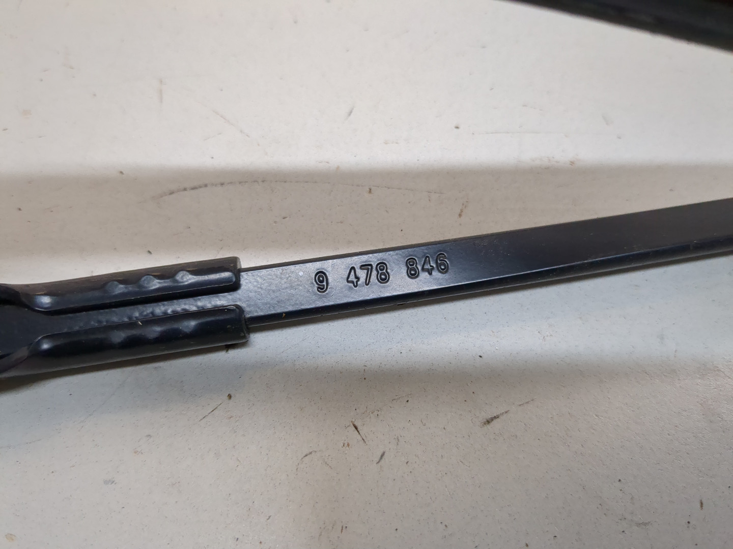 Поводок стеклоочистителя передний левый