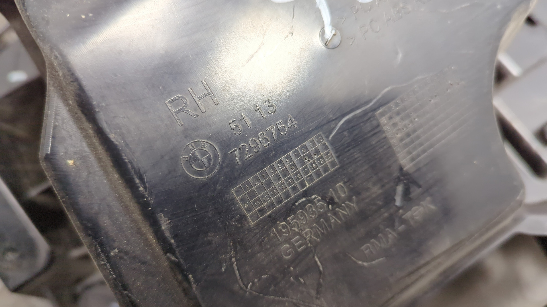 Кронштейн заднего бампера правый