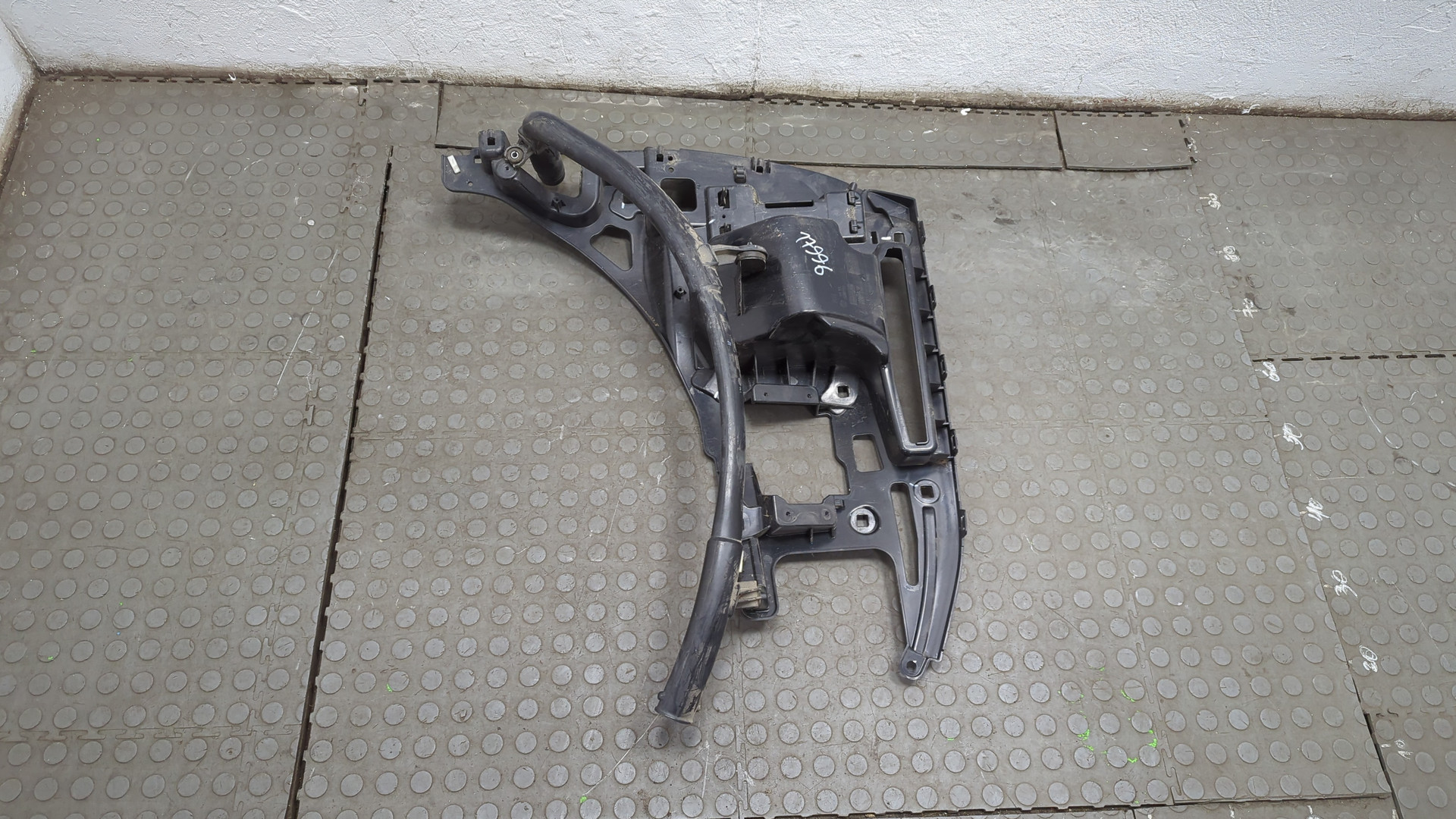 Кронштейн заднего бампера правый