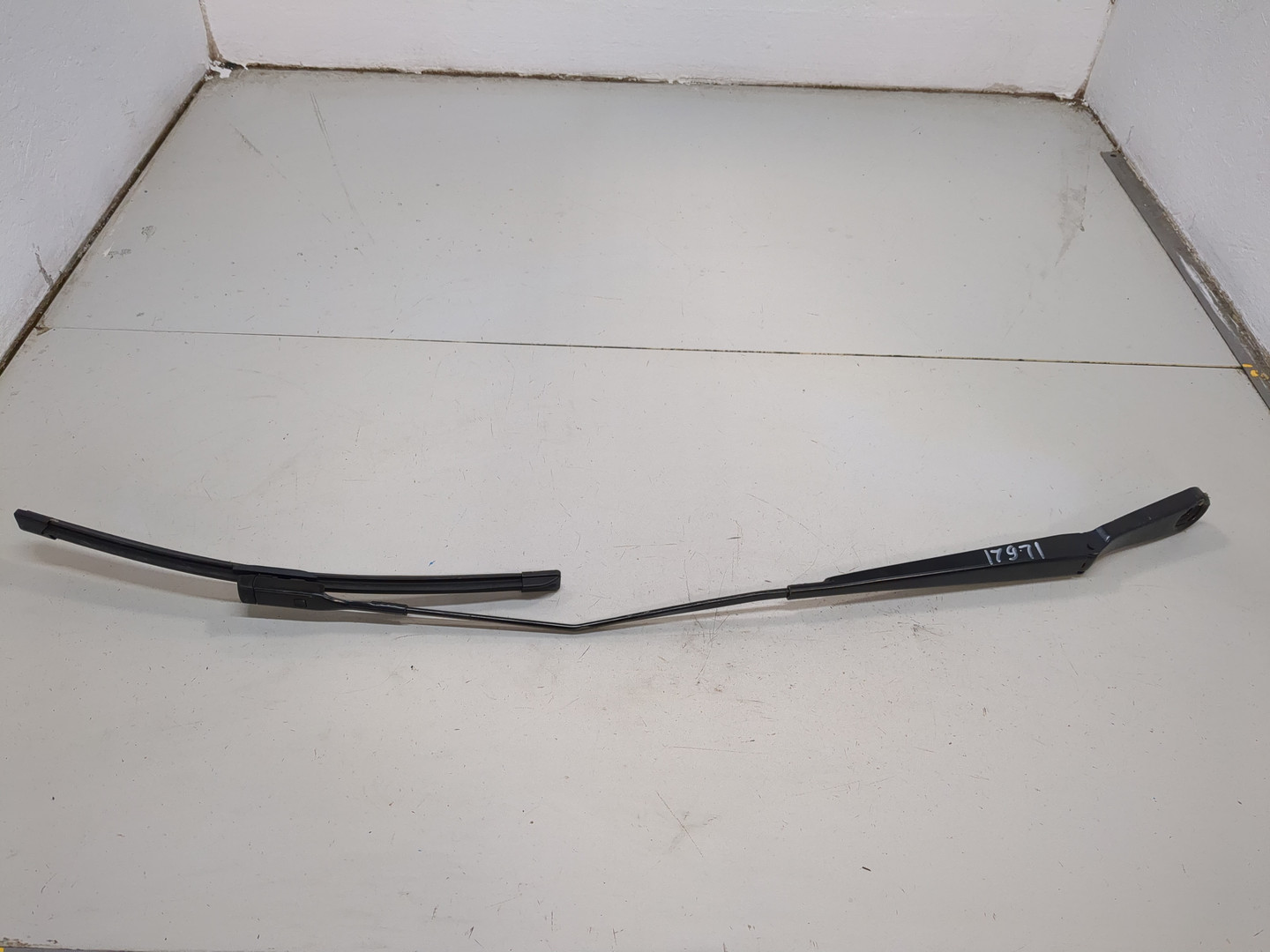 Поводок стеклоочистителя передний правый