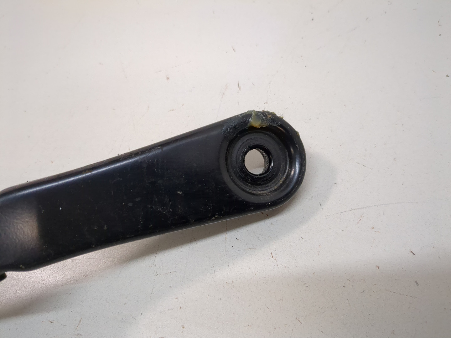 Поводок стеклоочистителя передний правый