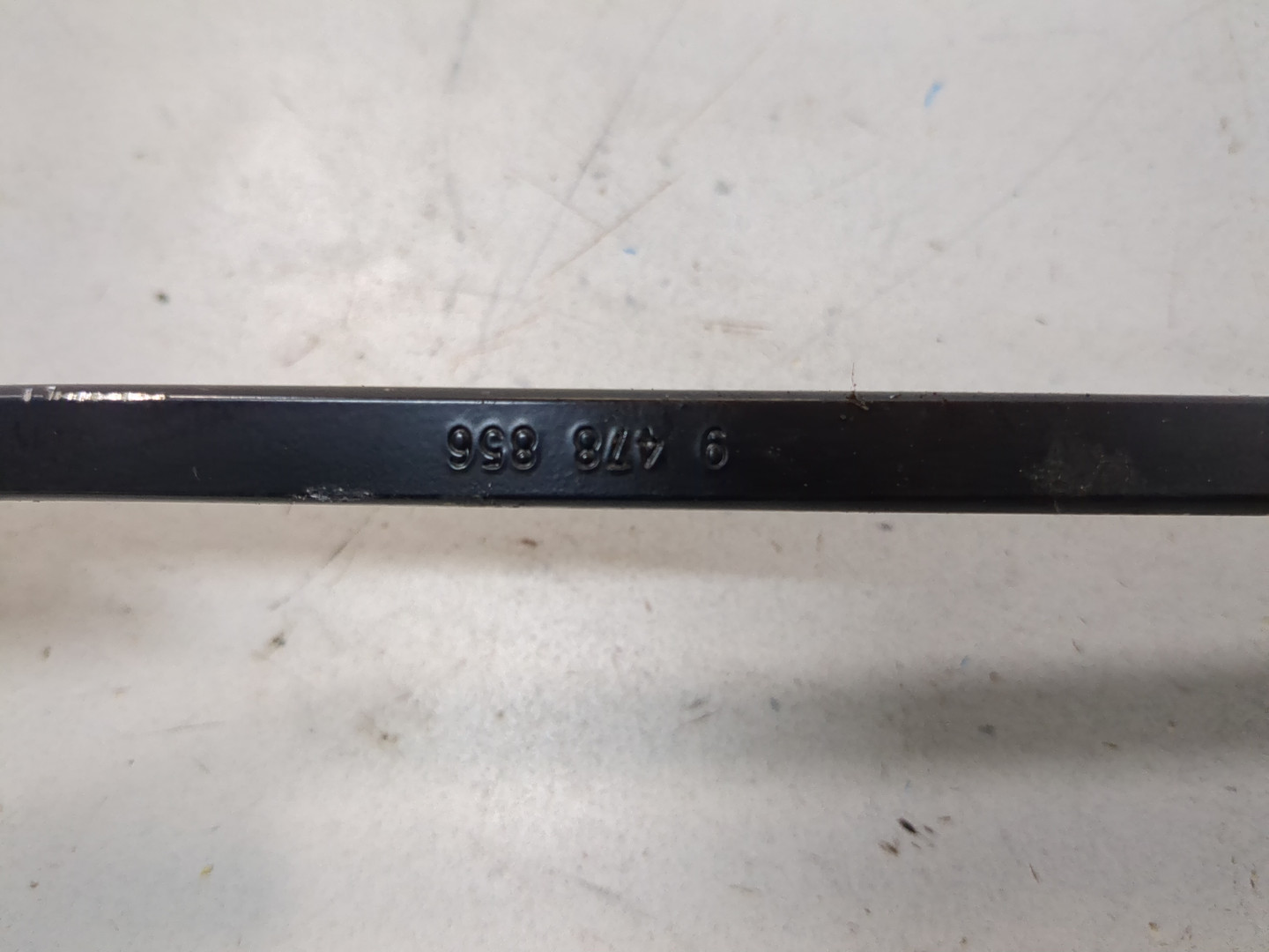 Поводок стеклоочистителя передний правый