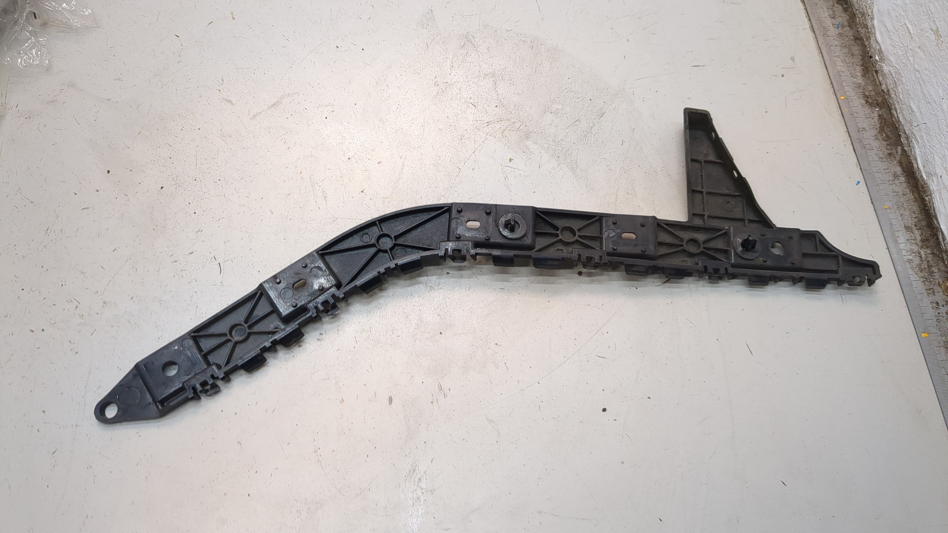 Кронштейн заднего бампера правый