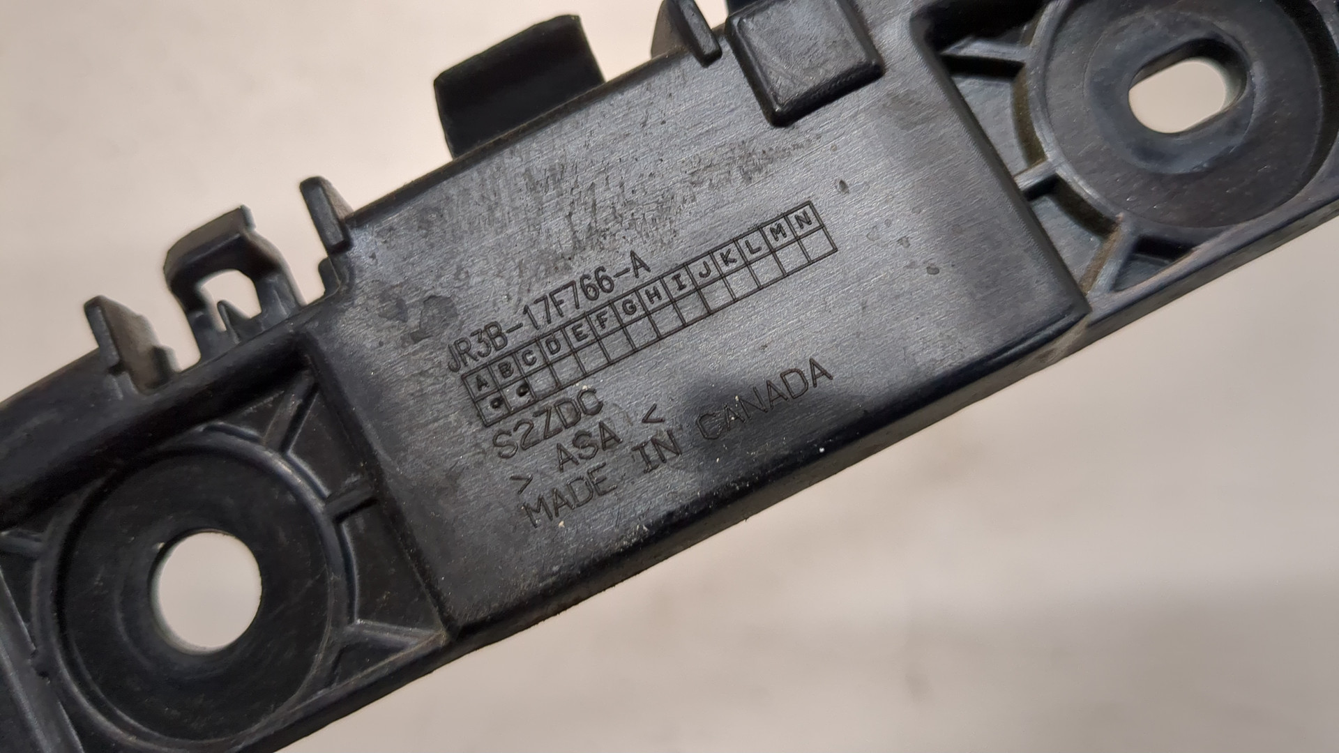 Кронштейн заднего бампера правый