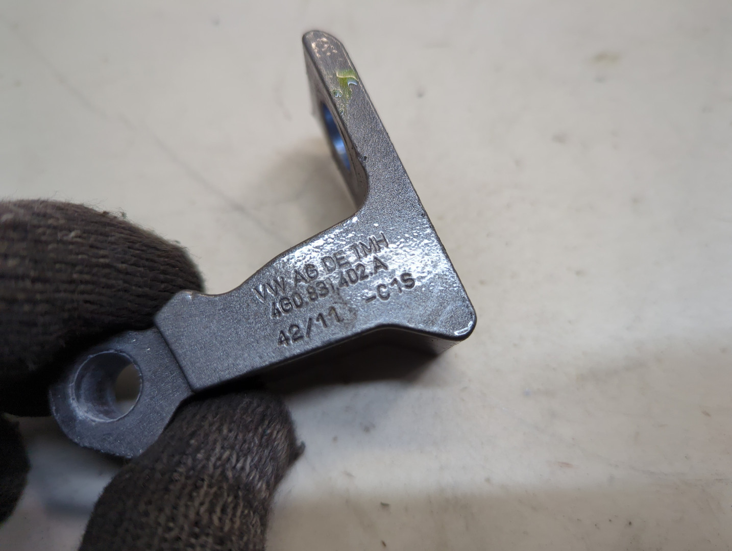 Петля двери