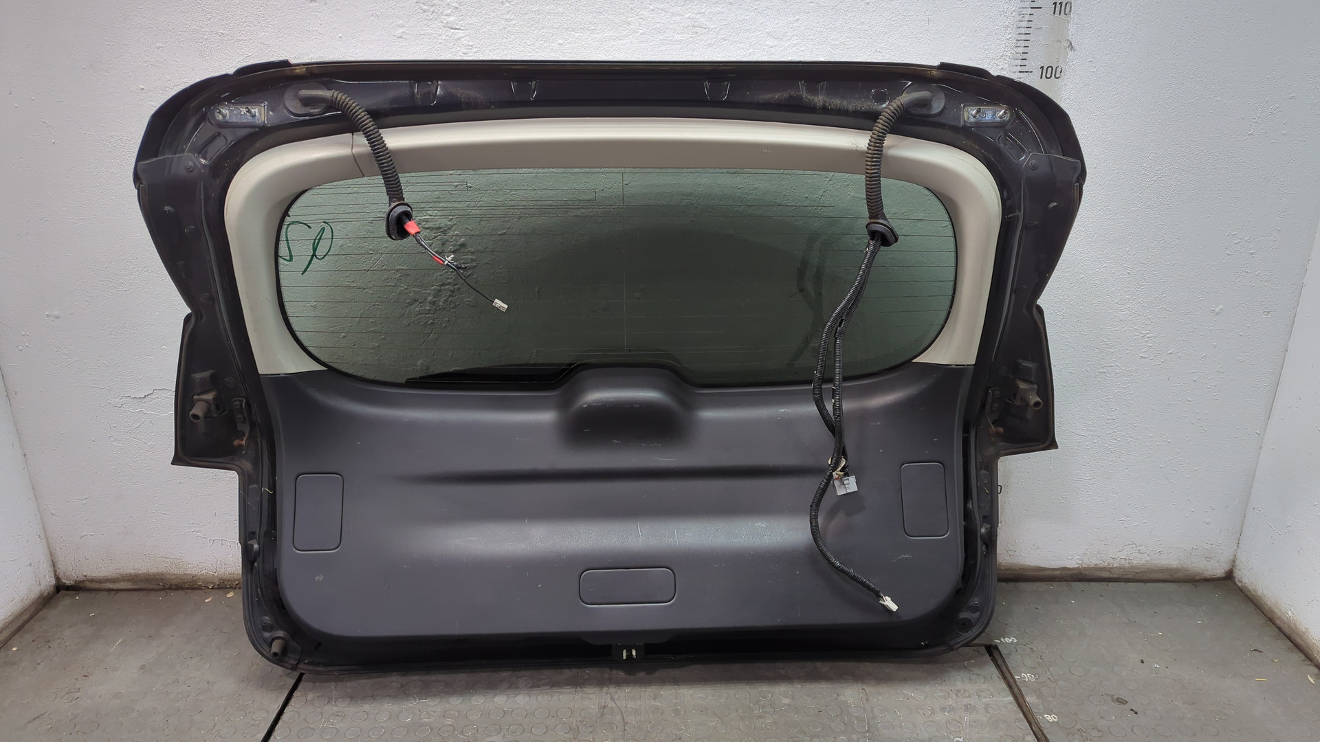 Дверь багажника