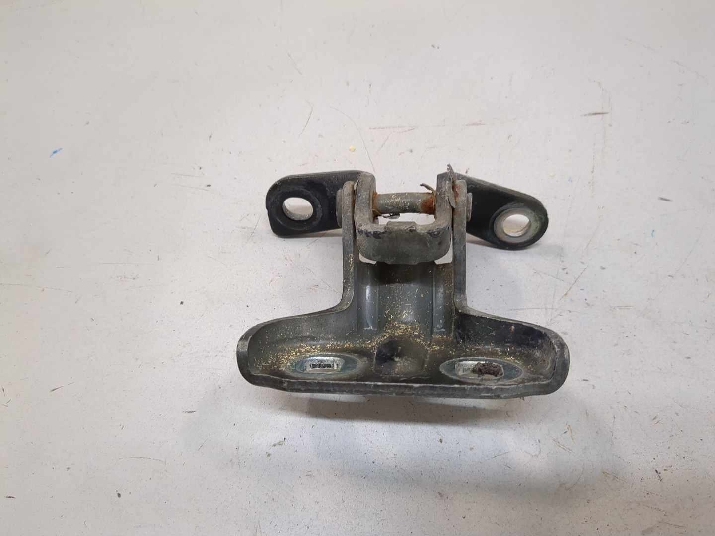 Петля двери