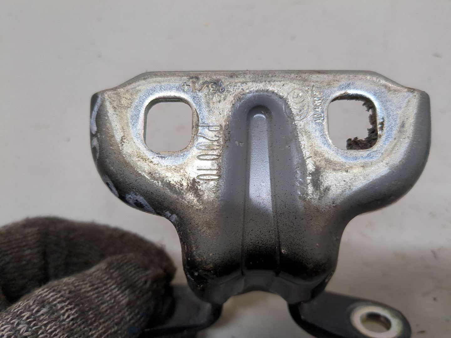 Петля двери