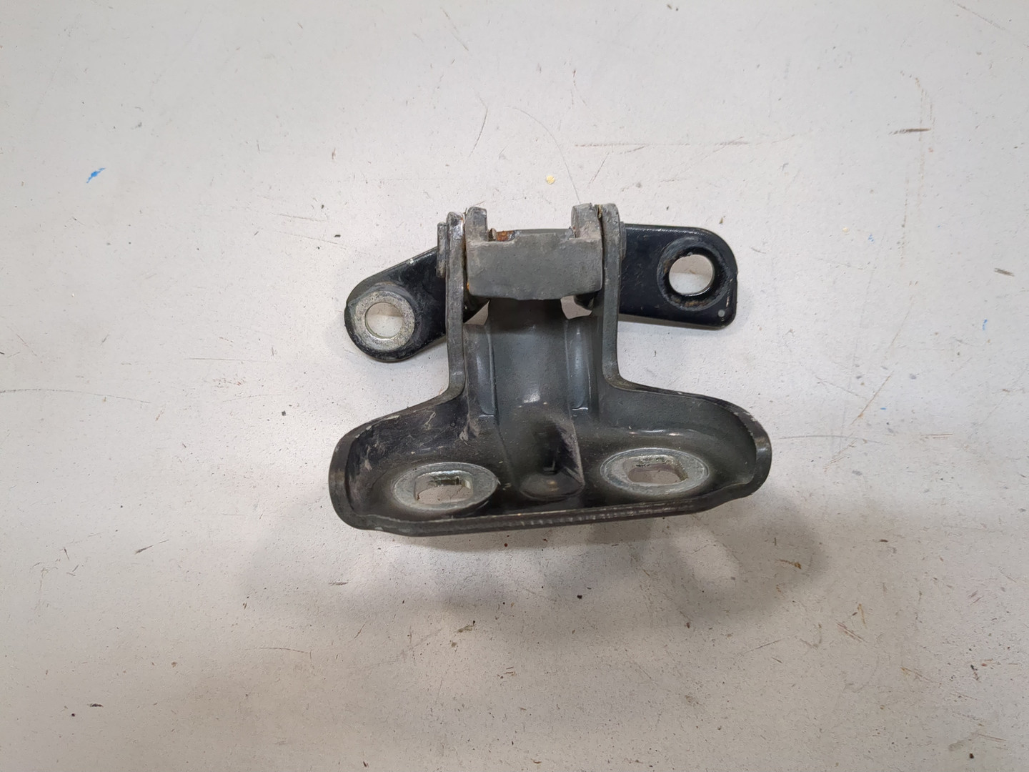 Петля двери