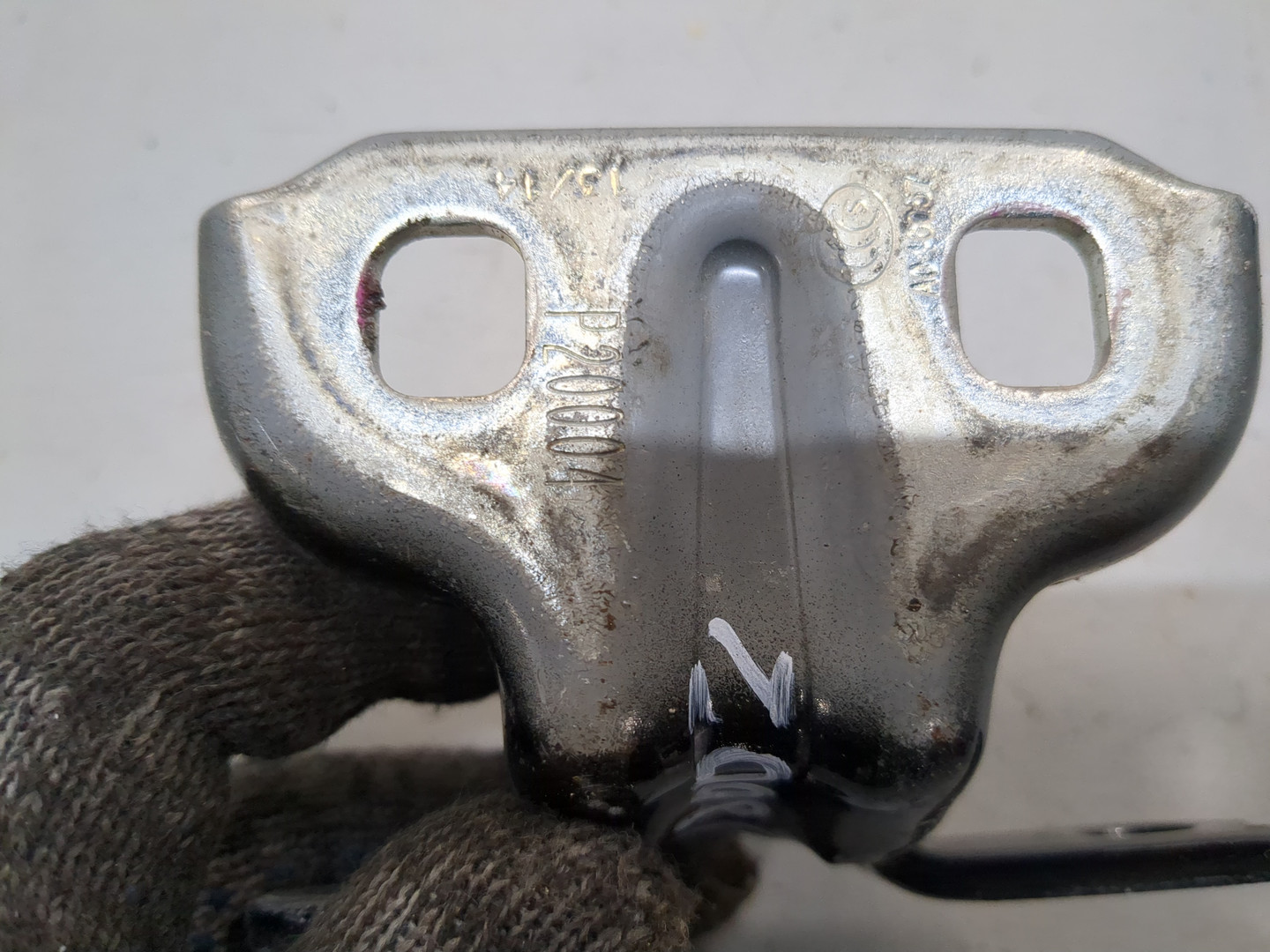 Петля двери