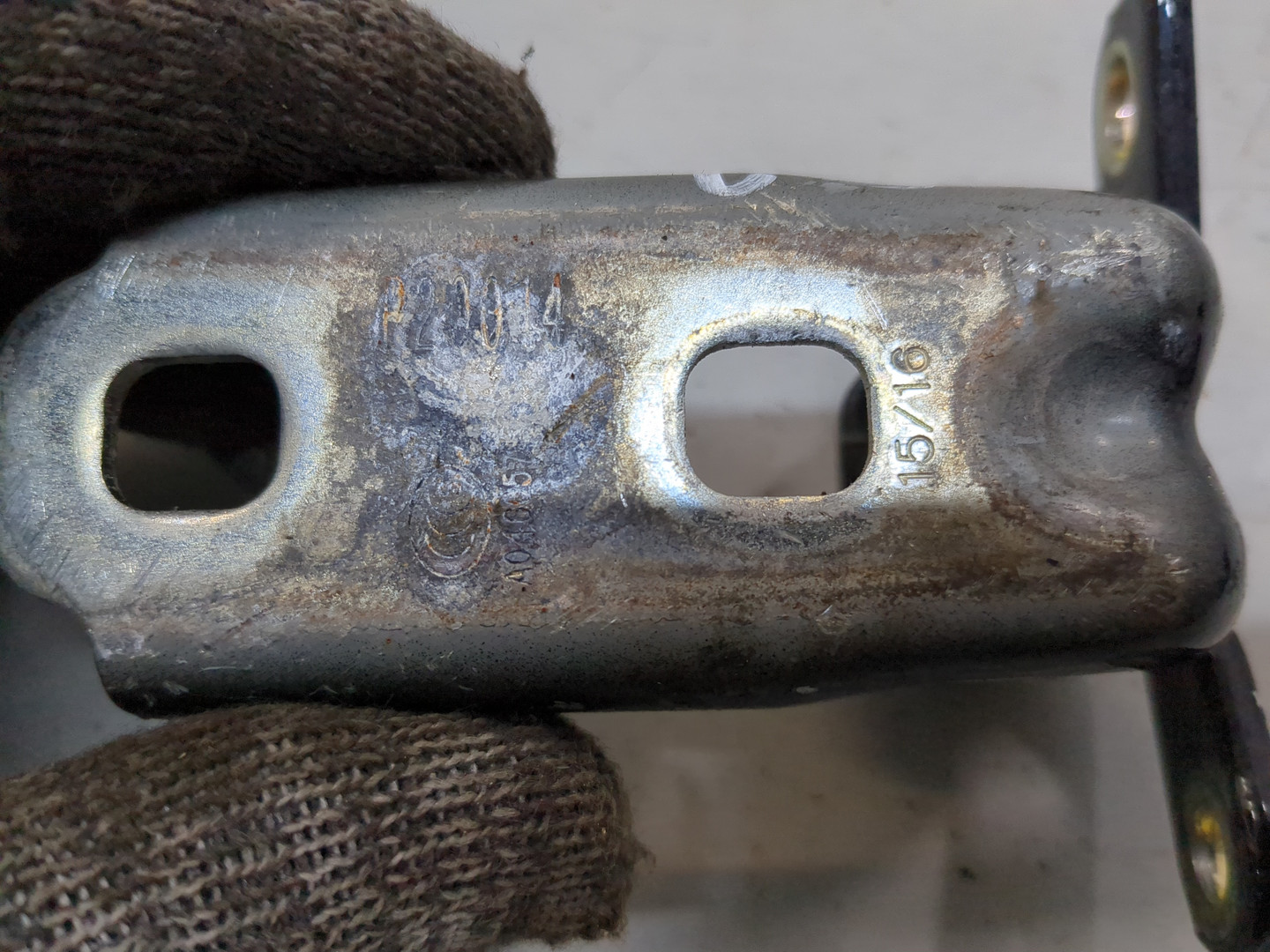 Петля двери