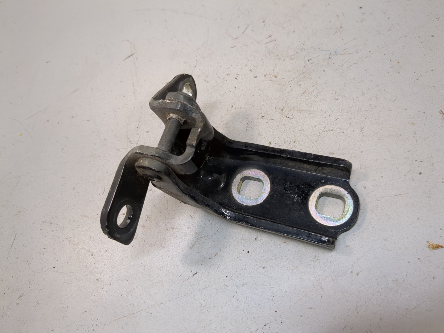 Петля двери