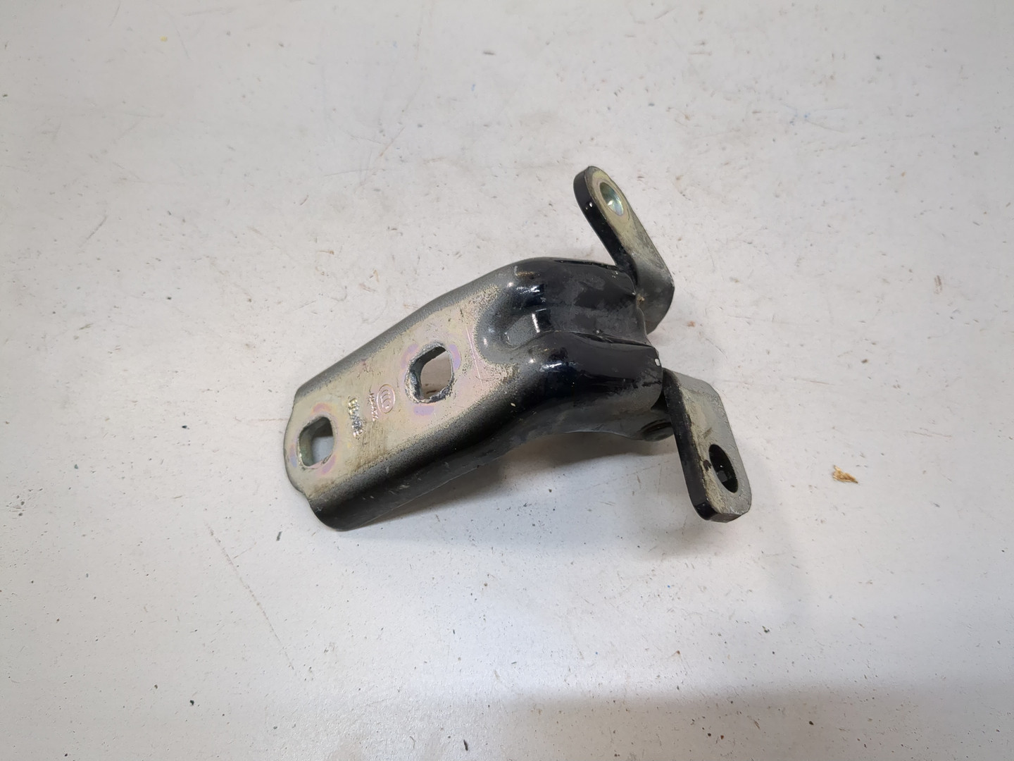 Петля двери