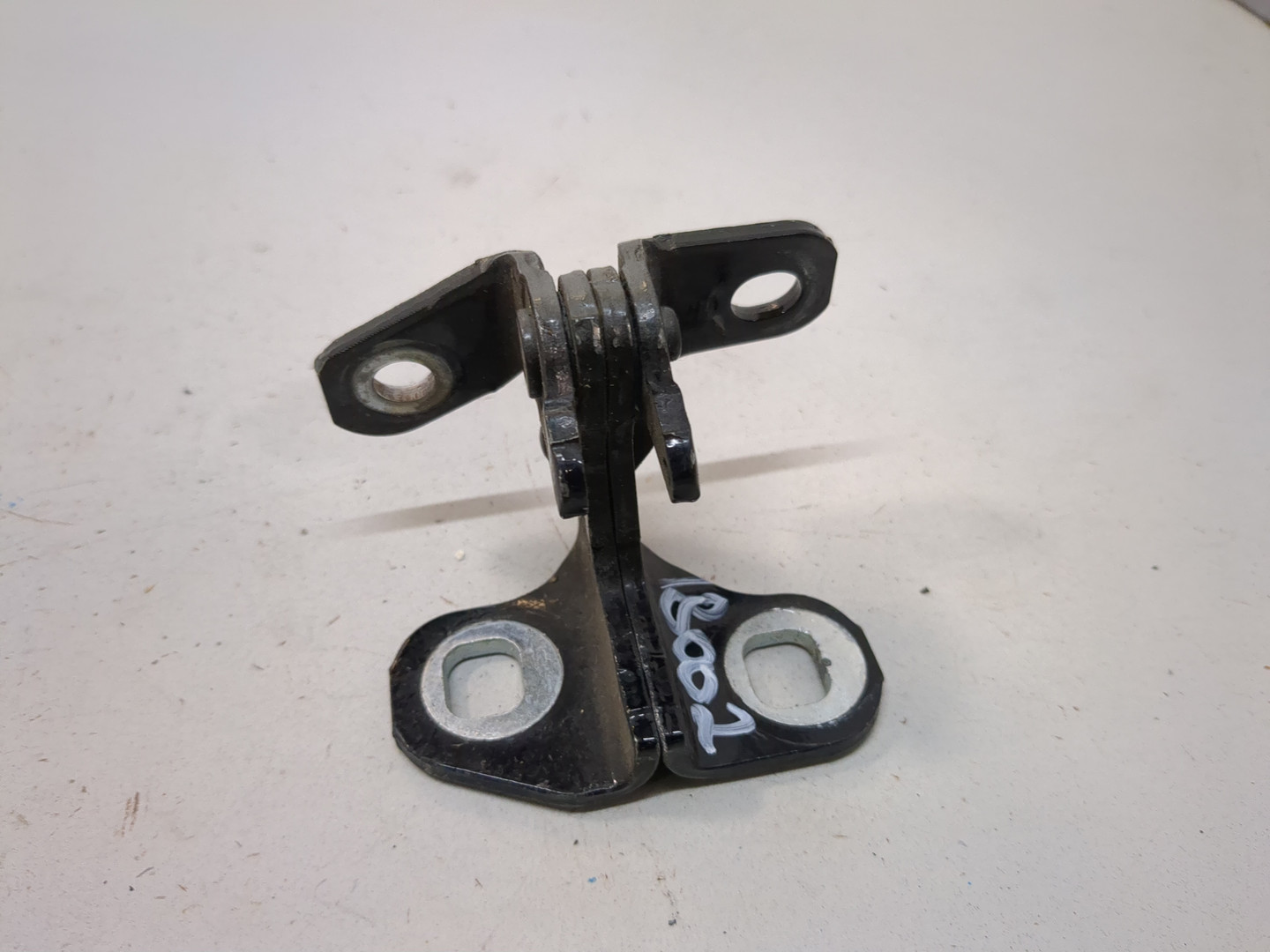 Петля двери