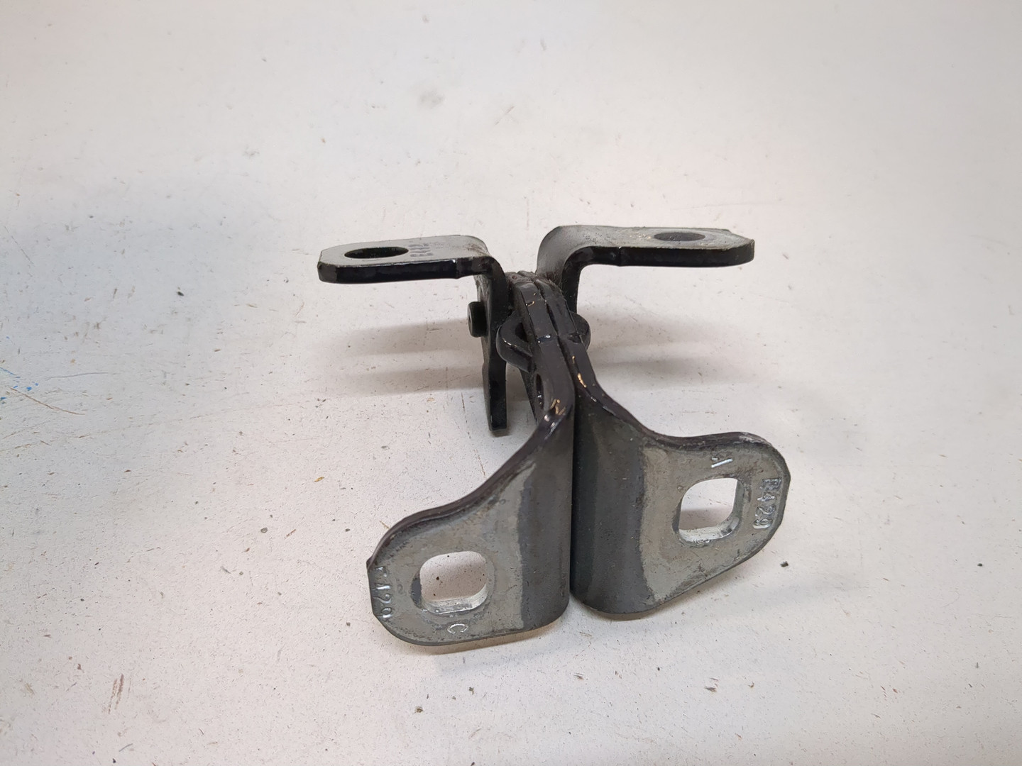 Петля двери