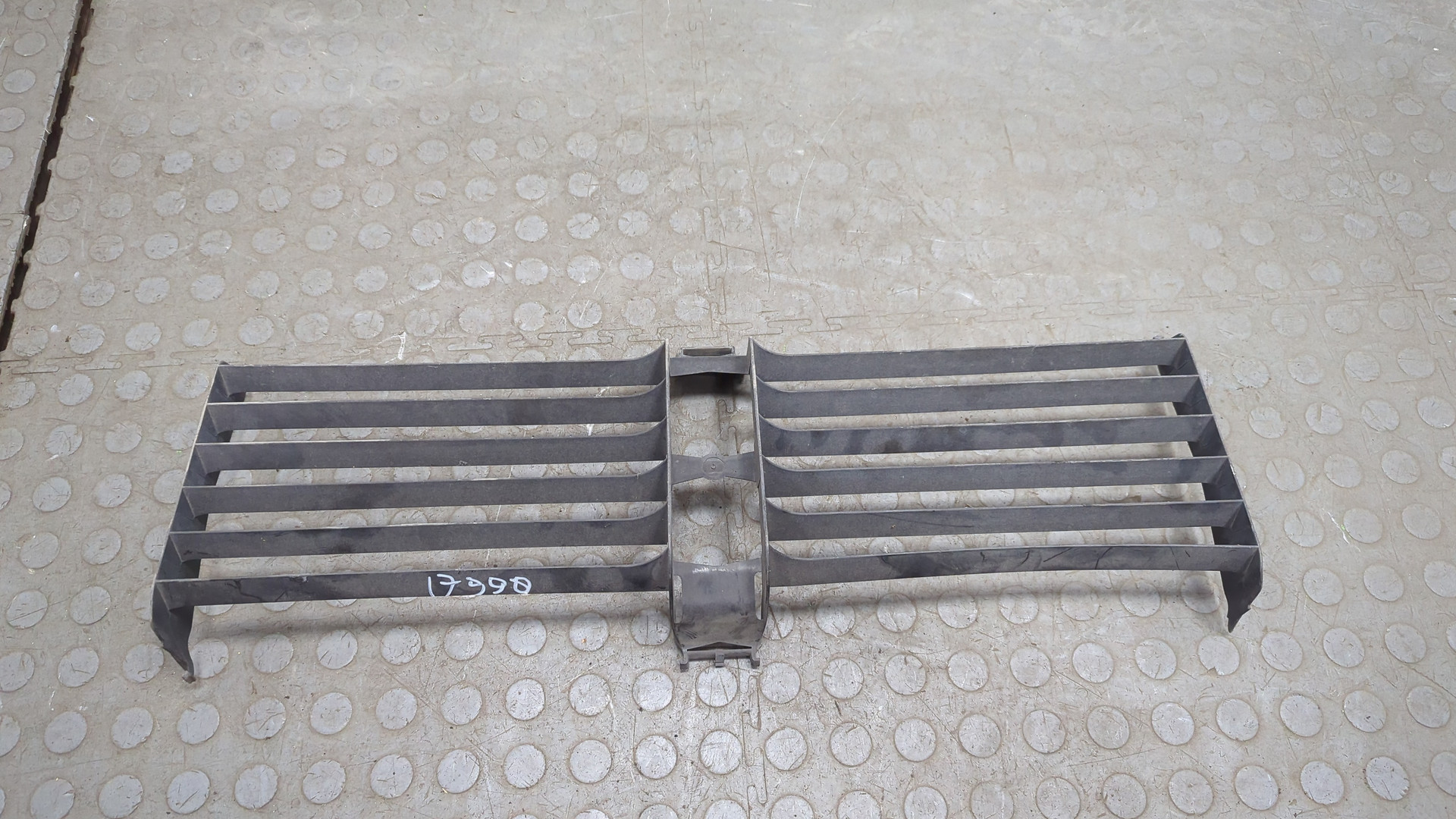 Жалюзи (воздуховод) бампера переднего