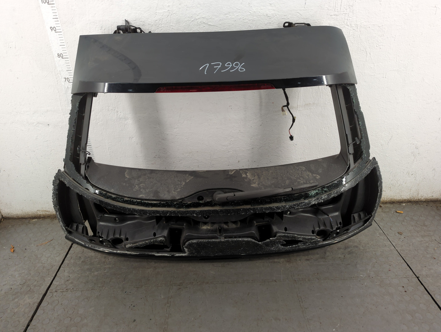 Дверь багажника