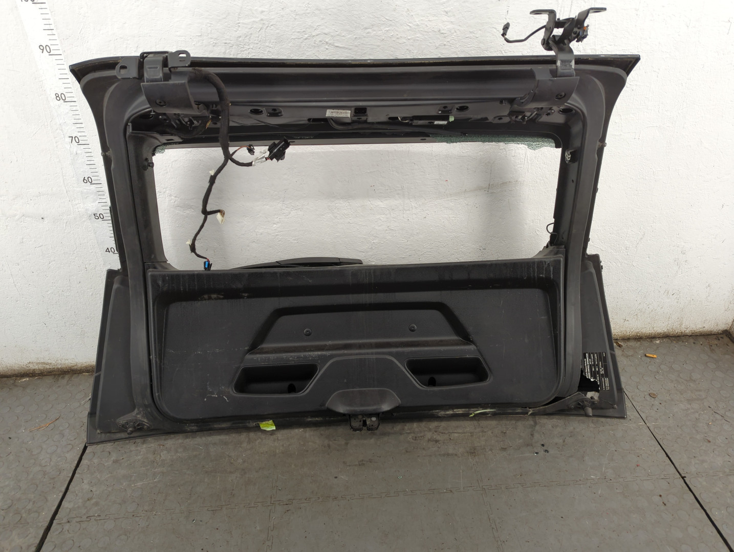 Дверь багажника