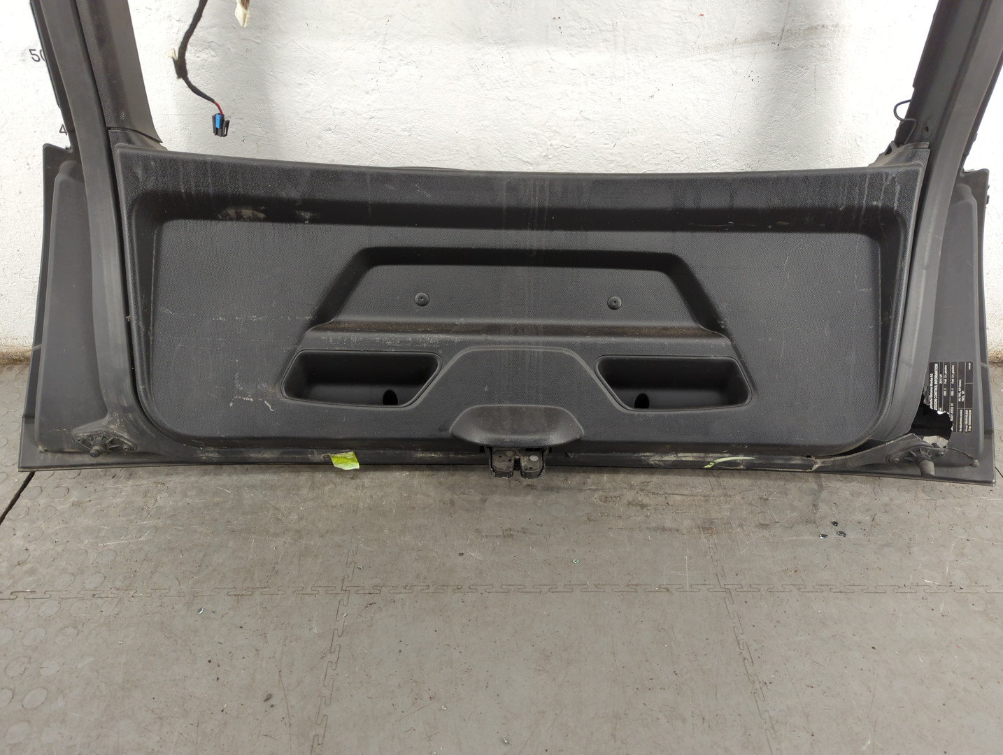 Дверь багажника