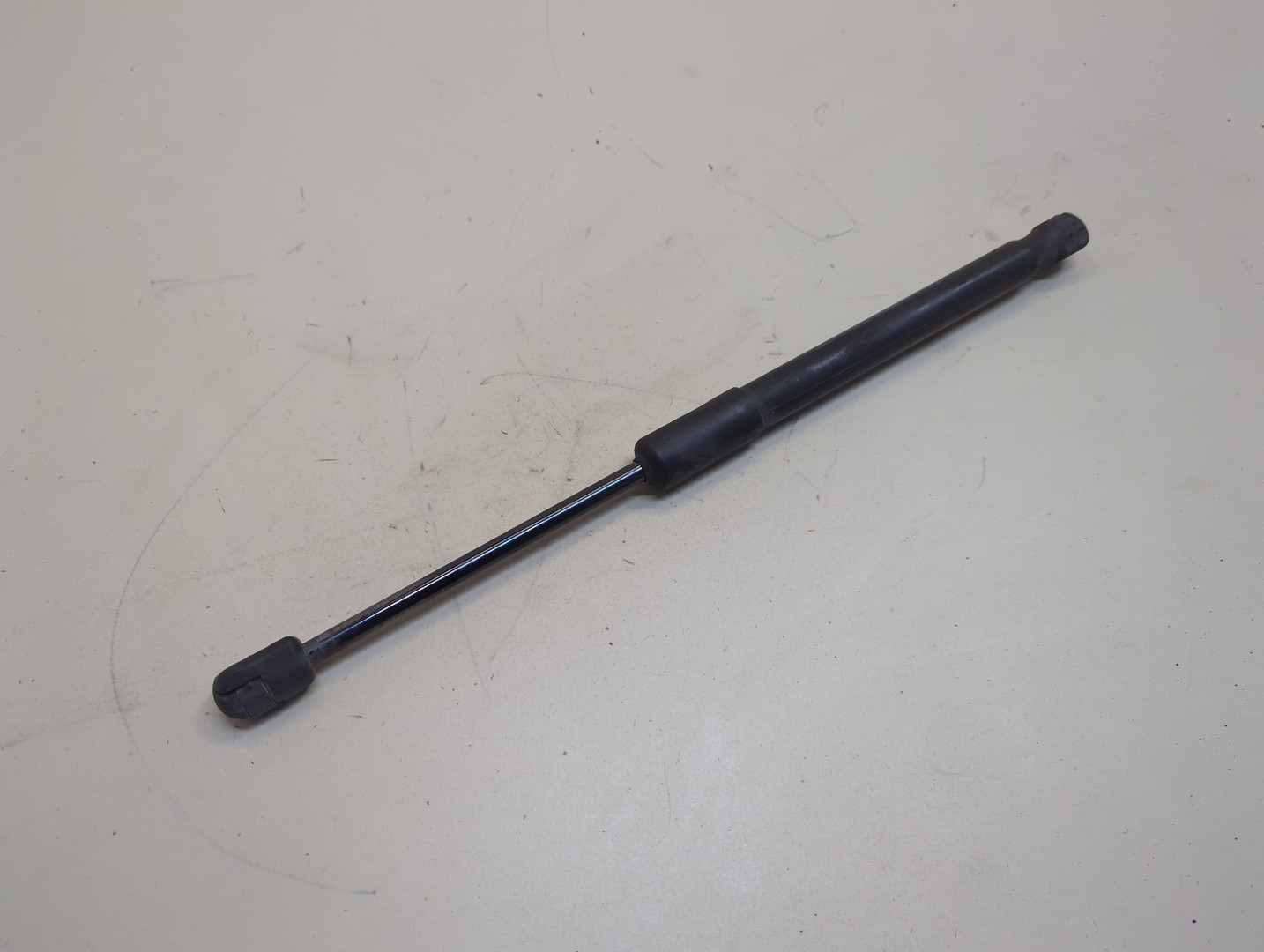 Амортизатор капота