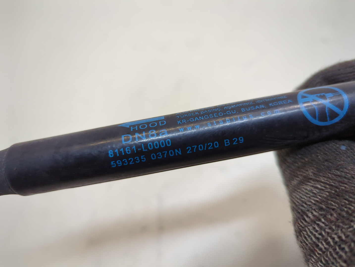 Амортизатор капота