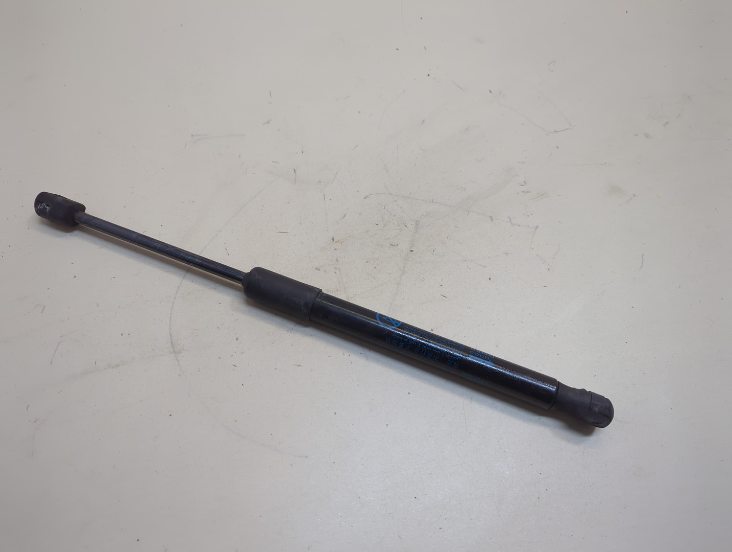 Амортизатор капота