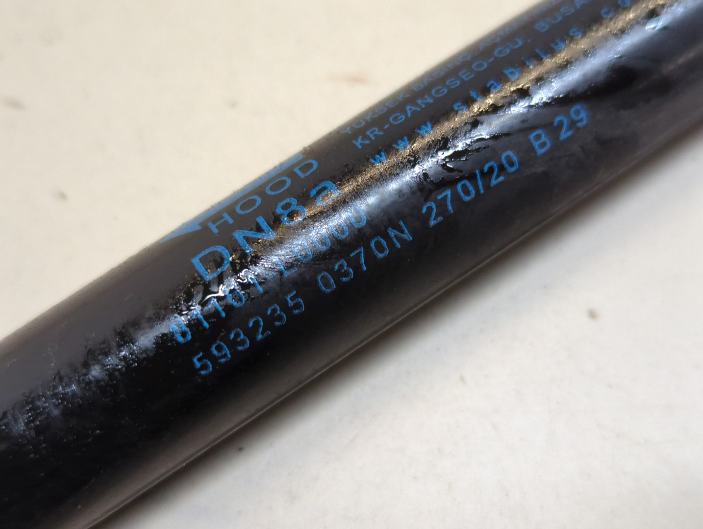 Амортизатор капота