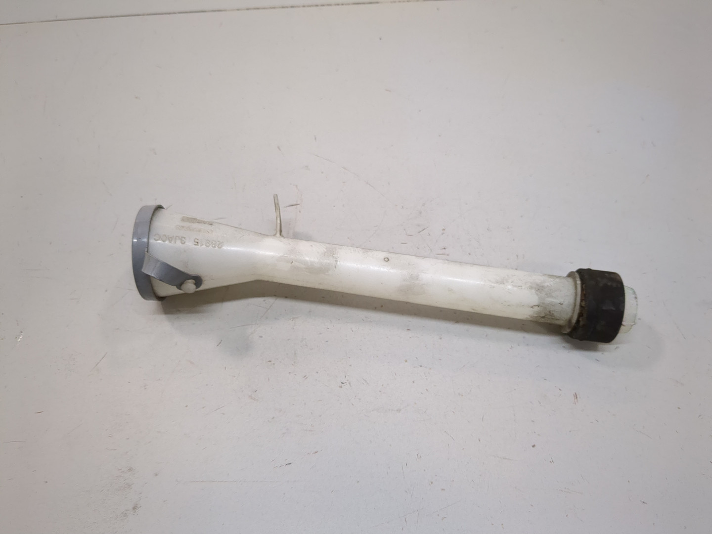 Горловина бачка омывателя