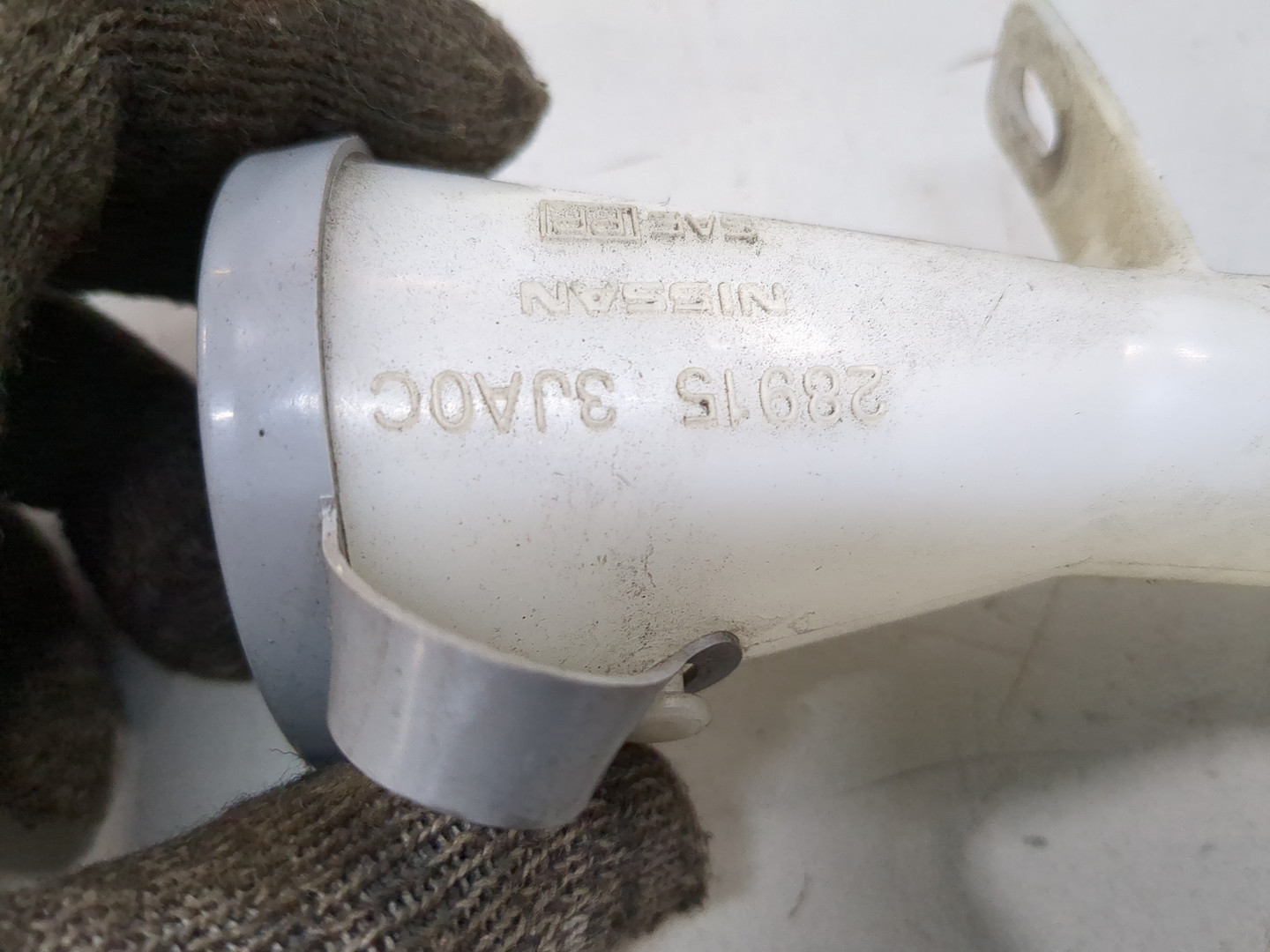 Горловина бачка омывателя