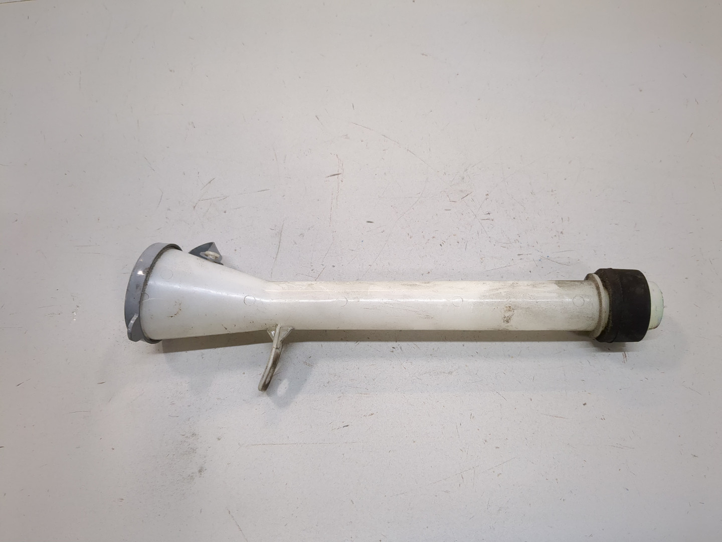 Горловина бачка омывателя