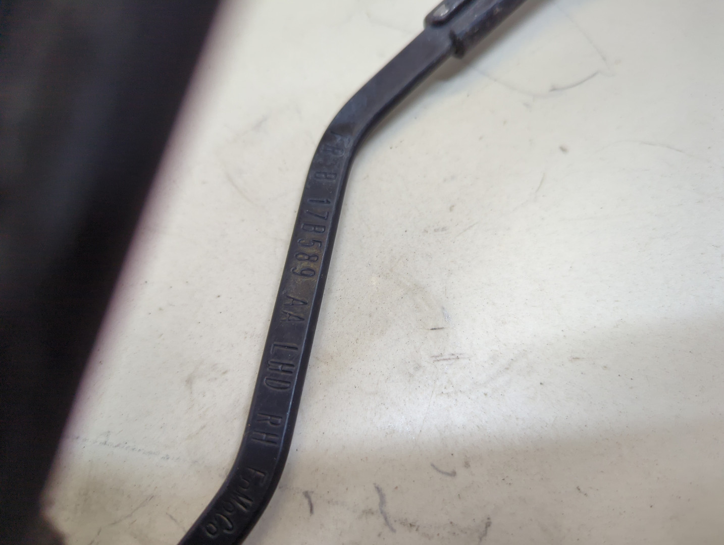 Поводок стеклоочистителя передний правый