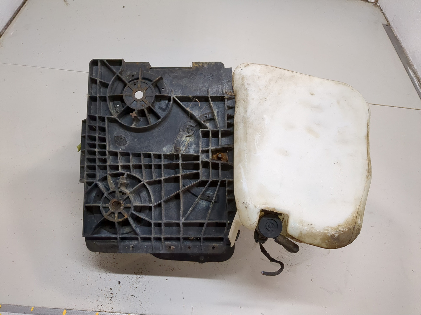 Бачок омывателя лобового стекла