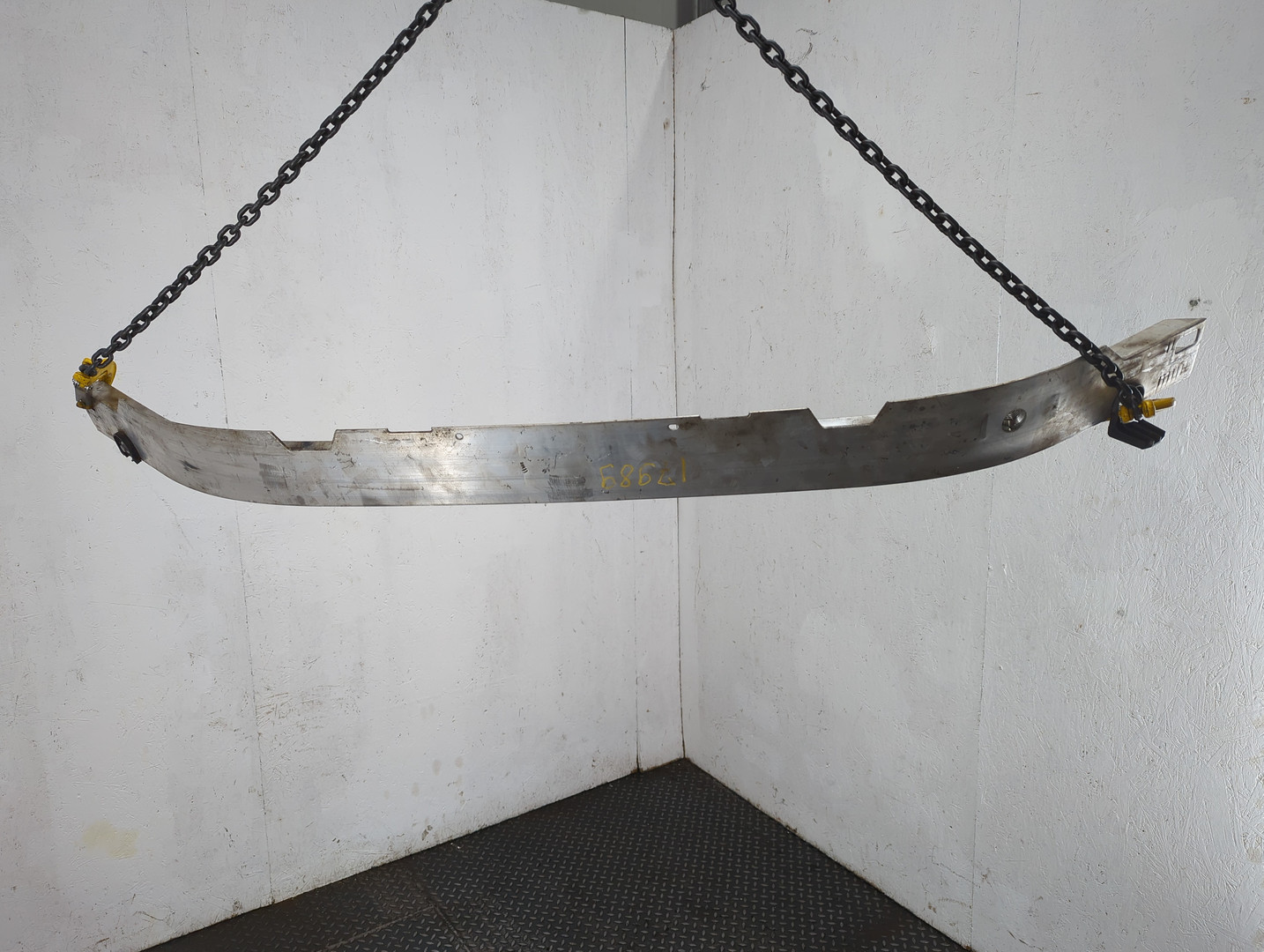 Усилитель переднего бампера