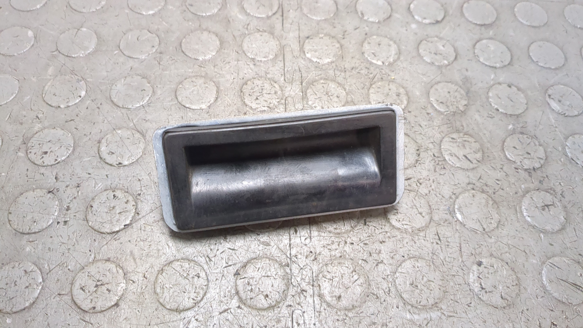 Кнопка открывания багажника